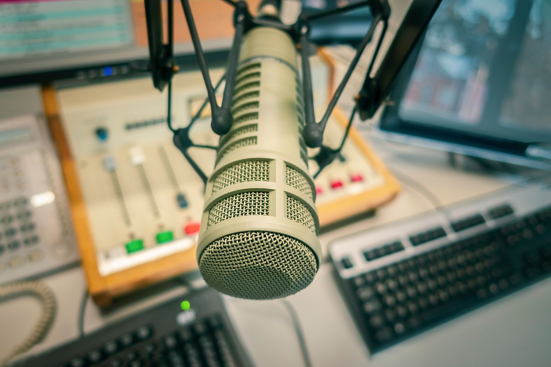 Professional microphone and audio mixer